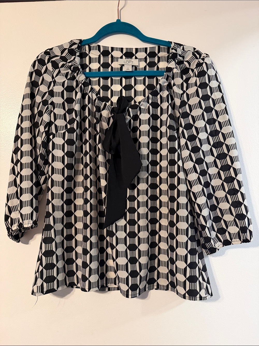 LOFT Black & White Geometric Tie-Neck Blouse with Bow size Small 3/4 sleeve top
